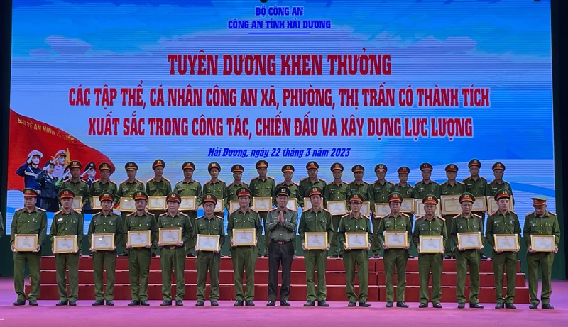 Tuyên dương khen thưởng các tập thể, cá nhân công an cấp xã có thành tích xuất sắc trong công tác.
