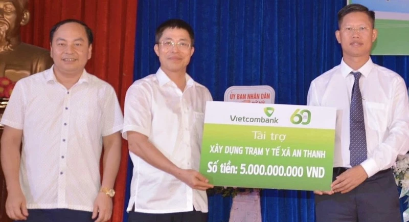 Vietcombank tài trợ huyện Tứ Kỳ 5 tỷ đồng xây dựng trạm y tế xã An Thanh.