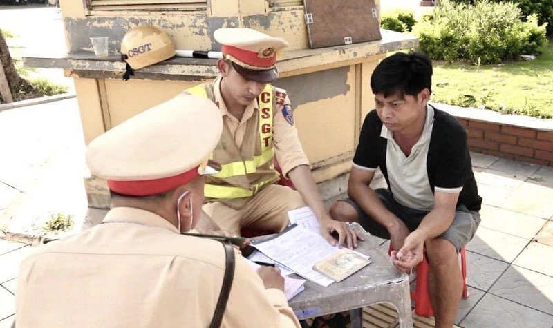 Cảnh sát giao thông thành phố Hải Dương kiểm tra, xử phạt hành chính lái xe vi phạm nồng độ cồn.
