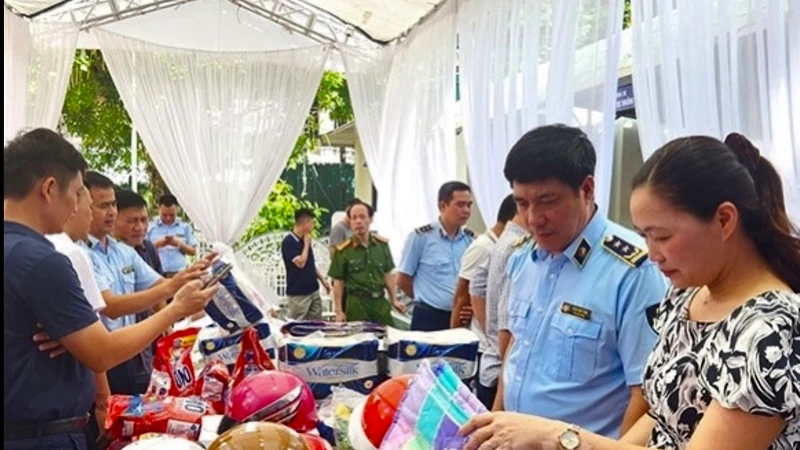 Nhiều mặt hàng giả, hàng thật được trưng bày tại trụ sở Cục quản lý thị trường để mọi người đối chứng, phân biệt.