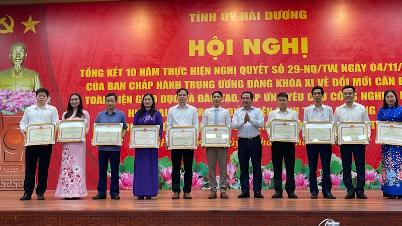 Đồng chí Trần Đức Thắng, Ủy viên Trung ương Đảng, Bí thư Tỉnh ủy Hải Dương tặng Bằng khen 11 tập thể và 15 cá nhân có thành tích xuất sắc trong thực hiện Nghị quyết số 29-NQ/TW của Ban Chấp hành Trung ương Đảng.
