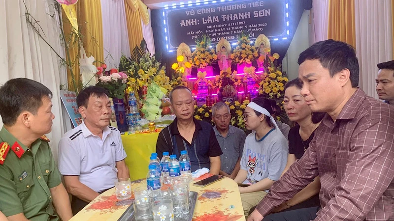 Lãnh đạo tỉnh Hải Dương đến thăm hỏi, động viên, hỗ trợ gia đình nạn nhân LTS. ở phường Trần Phú, thành phố Hải Dương.