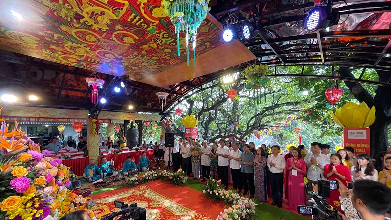 Các đại biểu dâng hương lễ Thánh tại Liên hoan thực hành tín ngưỡng thờ Mẫu tam phủ ở đền Sinh.