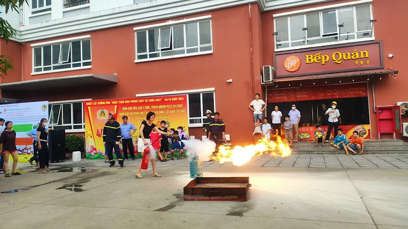 Người dân ở chung cư thực nghiệm chữa đám cháy bằng bình cứu hỏa.