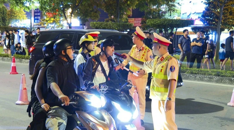 Tất cả phương tiện xe mô-tô qua chốt của tổ công tác đều phải kiểm tra nồng độ cồn. (Ảnh: Công an tỉnh)