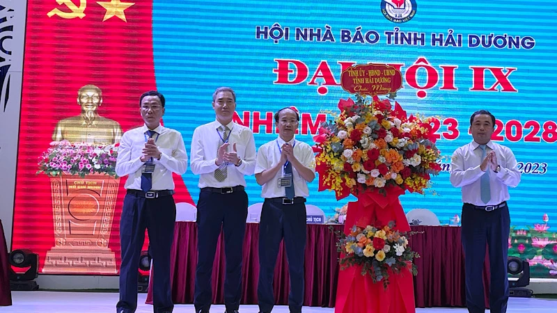 Bí thư Tỉnh ủy Hải Dương Trần Đức Thắng tặng hoa chúc mừng Đại hội Hội Nhà báo tỉnh.