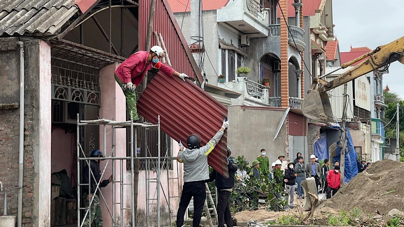 Tháo dỡ công trình xây dựng của gia đình ông Vũ Xuân Hiền trong hành lang Quốc lộ 5.
