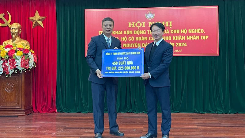 Đại diện Công ty nước sạch Thanh Sơn ủng hộ người nghèo tỉnh Hải Dương 450 suất quà với tổng số tiền 225 triệu đồng.