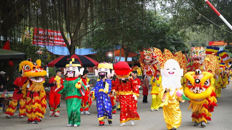 Lễ rước nước ở Lễ hội Côn Sơn-Kiếp Bạc.