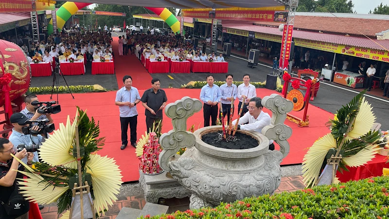 Lãnh đạo tỉnh Hải Dương và thị xã Kinh Môn dâng hương tưởng niệm 773 năm Ngày mất của An Sinh Vương Trần Liễu.