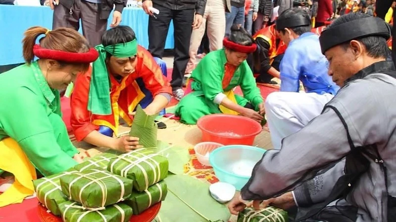 Các nghệ nhân thực hiện phần thi gói bánh chưng.