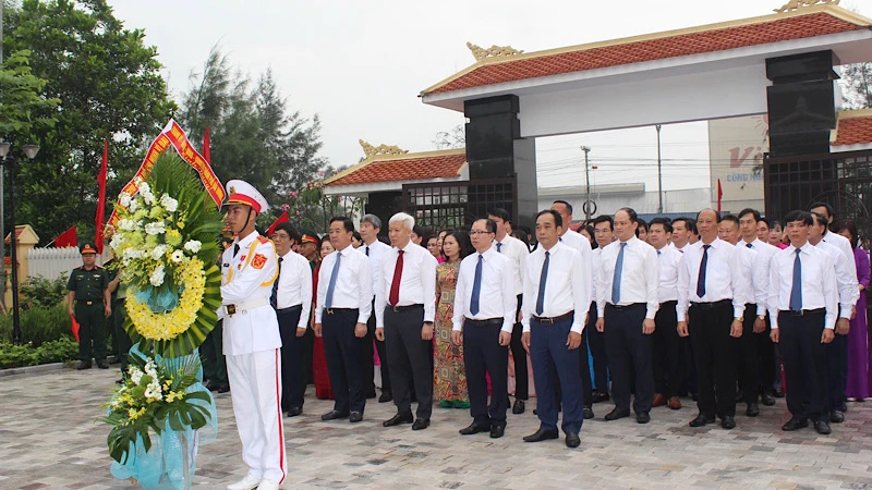 Lãnh đạo thành phố Hải Dương dâng hoa tưởng nhớ Chủ tịch Hồ Chí Minh.