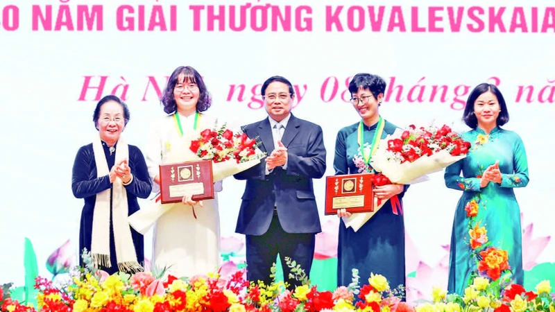 Giải thưởng Kovalevskaia năm 2024 vinh danh PGS, TS Đặng Thị Mỹ Dung, Phó Viện trưởng Viện Công nghệ Nano (thứ hai từ trái sang).