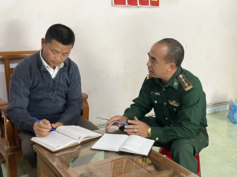 Cán bộ Đồn Biên phòng A Mú Sung tham gia sinh hoạt Đảng tại chi bộ thôn Lũng Pô, xã A Mú Sung.