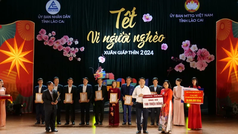 Các doanh nghiệp và nhà hảo tâm đóng góp tiền và quà ủng hộ người nghèo vui Tết Giáp Thìn 2024.