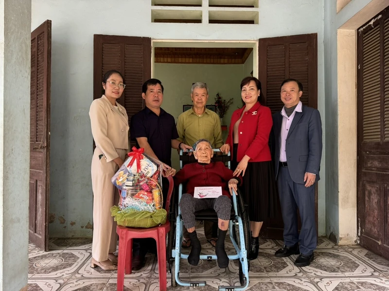 Đại diện Báo Nhân Dân và Sở Lao Động-Thương binh và Xã hội tỉnh Lào Cai chúc Tết Mẹ Việt Nam Anh hùng Ngô Thị Dén.