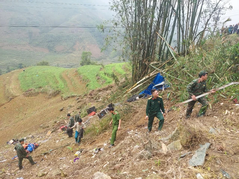 Các lực lượng chức năng đang tiến hành cứu nạn.