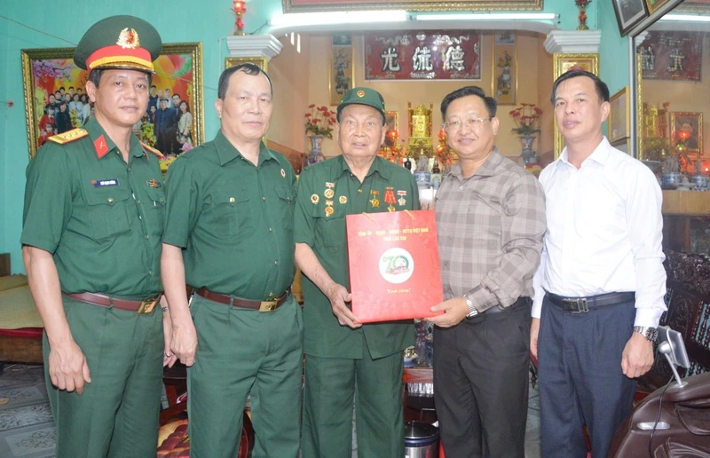 Đồng chí Giàng Seo Vần, Chủ tịch Ủy ban Mặt trận Tổ quốc Việt Nam tỉnh Lào Cai, cùng Đoàn công tác tặng quà cho cụ ông Nguyễn Công Sứ, Tổ dân phố Phú Cường, Phố Lu, Bảo Thắng (Lào Cai).