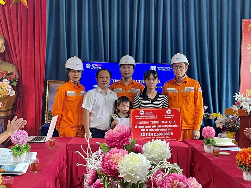 Trao quà cho các em học sinh của trường mầm non Tả Chài, huyện Bắc Hà (Lào Cai). 