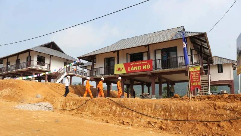 Chính thức đóng điện lưới quốc gia cho khu tái định cư Làng Nủ sáng 15/11.