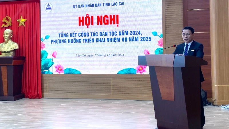 Đồng chí Nguyễn Xuân Nhẫn, Trưởng Ban Dân tộc tỉnh Lào Cai phát biểu tại hội nghị.