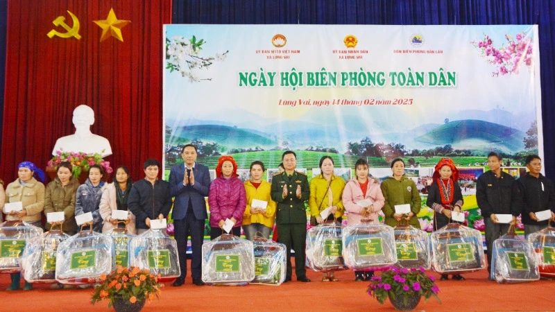 Phó Bí thư Tỉnh ủy Lào Cai Hoàng Giang và lãnh đạo Bộ Chỉ huy Bộ đội Biên phòng Lào Cai tặng quà cho các hộ dân ở Lùng Vai.
