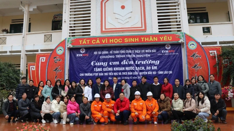 Đoàn công tác trao áo ấm và các phần quà cho Trường Phổ thông dân tộc bán trú tiểu học và trung học cơ sở Bản Liền.