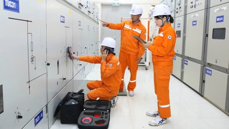 Công nhân Xí nghiệp lưới điện cao thế đang đo phóng điện cục bộ tại TBA 110kV Lào Cai.