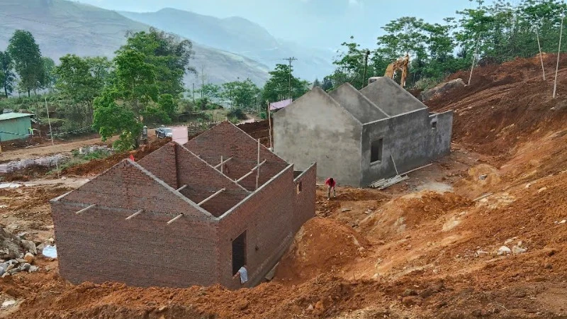 Những ngôi nhà tái định cư tại xã Sàng Ma Sáo, huyện Bát Xát, Lào Cai đang được khẩn trương xây dựng.