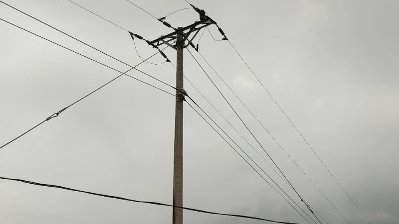 Cột điện 03, đường dây 35kV nhánh rẽ Khâm Trên, lộ 374E 20.40, nơi xảy ra tai nạn.