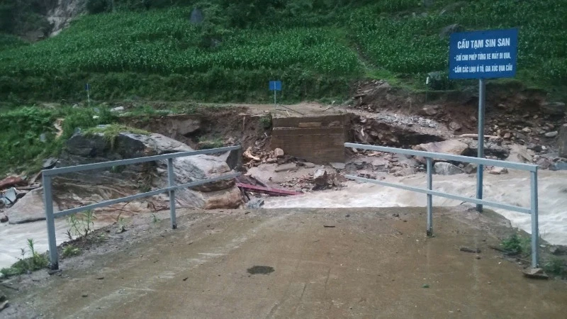 Cầu tạm Sim San, xã Y Tý, huyện Bát Xát đã bị mưa lũ cuốn trôi.
