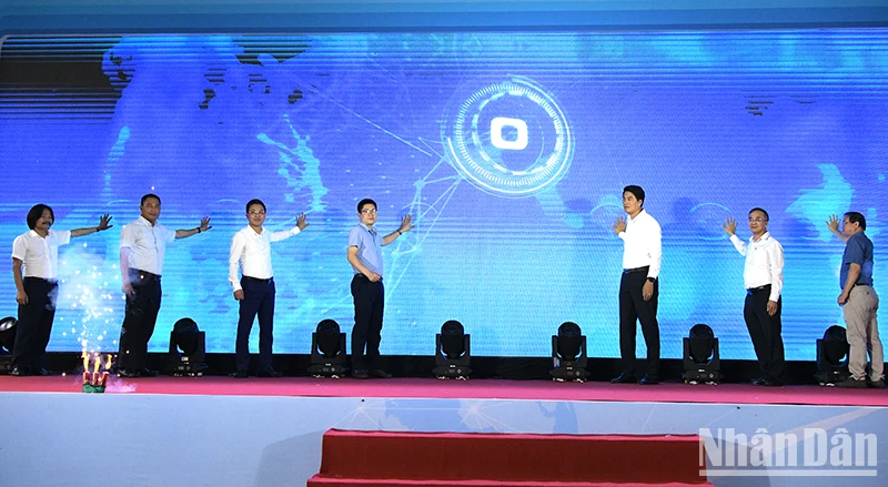 Các đại biểu thực hiện nghi thức phát động cao điểm hè sử dụng năng lượng tiết kiệm, hiệu quả năm 2025. (Ảnh: THẾ DƯƠNG)