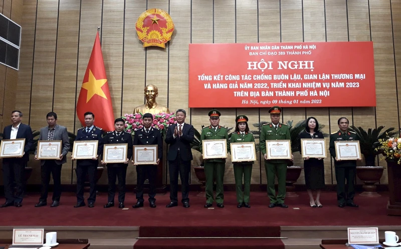 Lãnh đạo thành phố Hà Nội tặng Bằng khen cho các cá nhân, tập thể đạt thành tích xuất sắc trong công tác chống buôn lậu, gian lận thương mại năm 2022.