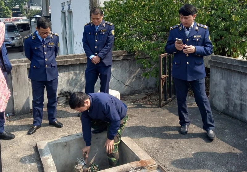 Lực lượng Quản lý thị trường Hà Nội kiểm tra số lượng xăng, dầu tại các cửa hàng.