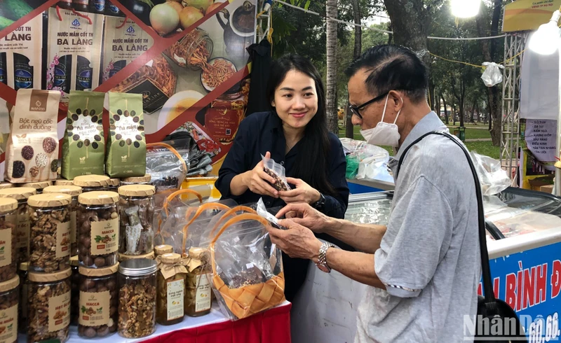Doanh nghiệp tư vấn, thông tin chi tiết về sản phẩm tới người tiêu dùng.