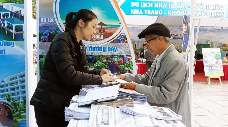 Doanh nghiệp giới thiệu các tour du lịch tới người dân tại Lễ hội Du lịch Hà Nội năm 2023.