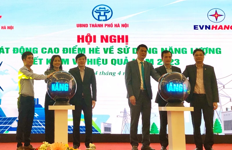 Đại diện các đơn vị thực hiện nghi thức phát động cao điểm hè về sử dụng năng lượng tiết kiệm và hiệu quả.