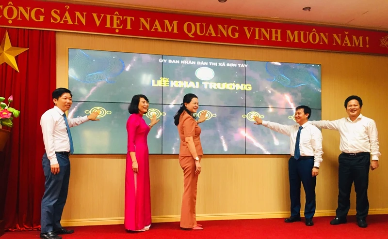 Các đại biểu bấm nút khai trương Trung tâm điều hành giáo dục thông minh.