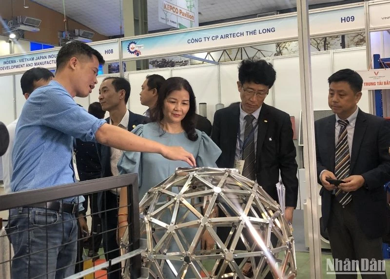 Lãnh đạo Sở Công thương Hà Nội tham quan các sản phẩm công nghiệp giới thiệu tại Hội chợ. 