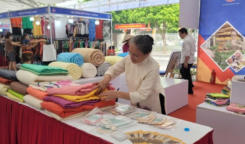 Khu trưng bày của các làng nghề dệt may trên địa bàn Hà Nội.