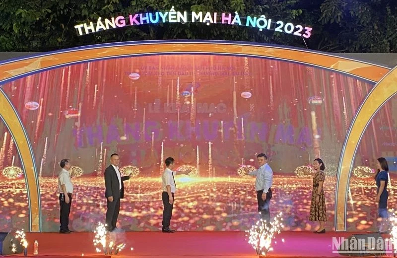 Các đại biểu thực hiện nghi thức khai mạc chương trình.