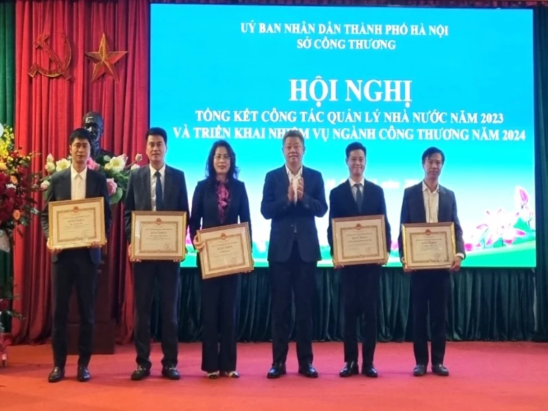 Lãnh đạo thành phố Hà Nội tặng bằng khen cho các cá nhân, tập thể của Sở Công thương Hà Nội. 