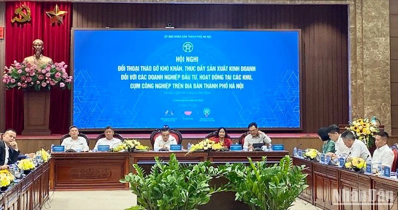 Lãnh đạo thành phố Hà Nội đối thoại với doanh nghiệp.