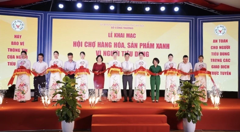 Các đại biểu cắt băng khai mạc Hội chợ.
