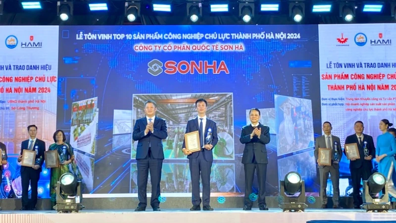 Lãnh đạo thành phố Hà Nội trao chứng nhận TOP 10 sản phẩm công nghiệp chủ lực năm 2024.