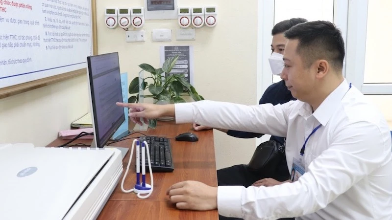 Cán bộ quận Bắc Từ Liêm (Hà Nội) hướng dẫn công dân thực hiện thủ tục hành chính.
