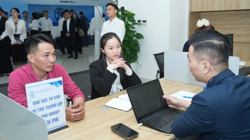 Cán bộ Trung tâm Phục vụ hành chính công thành phố Hà Nội tư vấn lĩnh vực thành lập doanh nghiệp cho người dân.