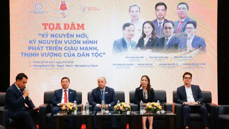 Các diễn giả tham gia tọa đàm “Kỷ nguyên mới - Kỷ nguyên vươn mình phát triển giàu mạnh, thịnh vượng của dân tộc”.