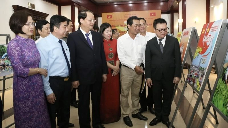 Các đại biểu tham quan triển lãm bên lề Hội thảo.