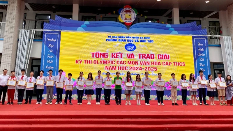 Quận Ba Đình tuyên dương, khen thưởng các em học sinh đoạt giải trong Kỳ thi Olympic các môn văn hóa lớp 6, 7, 8 năm học 2024-2025. (ẢNH: NGUYÊN TRANG)